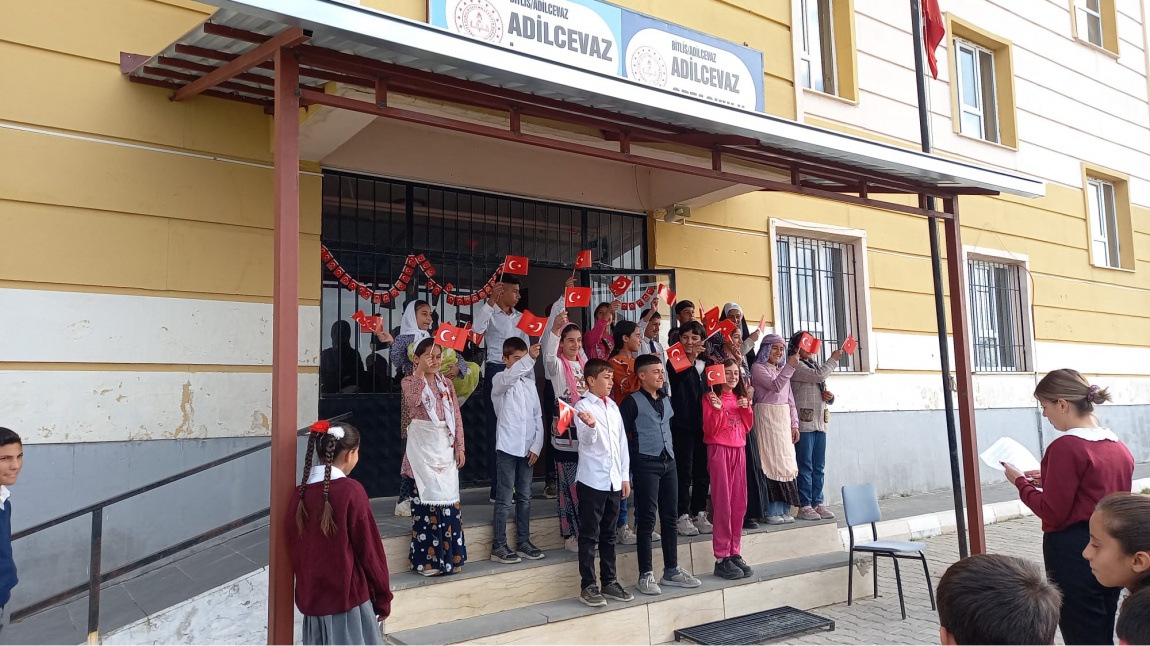 Adilcevaz İlk ve Ortaokulunda 29 Ekim Cumhuriyet Bayramı Kutlamaları Yapıldı